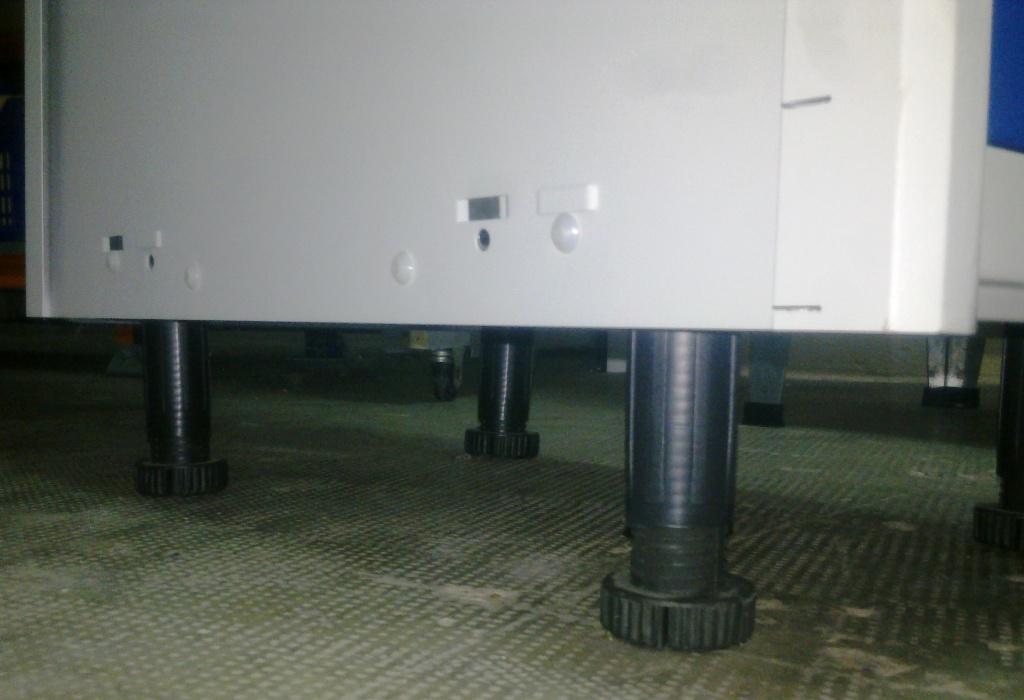 patas pvc regulables en taquillas
